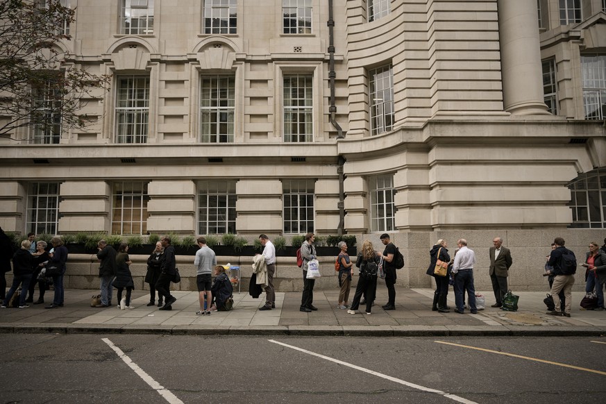 People queue in line to bid farewell to Queen Elizabeth II in London, Wednesday, Sept. 14, 2022. Queen Elizabeth II, Britain&#039;s longest-reigning monarch and a rock of stability across much of a tu ...