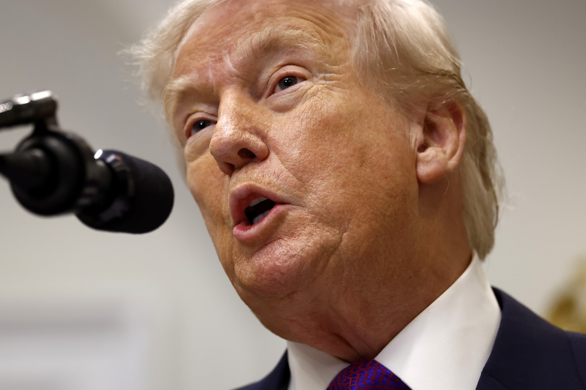 epa12732354 US President Donald Trump, joined by Environmental Protection Agency (EPA) Administrator Zeldin, speaks in the Roosevelt Room at the White House in Washington, DC, USA, 12 February 2026. P ...
