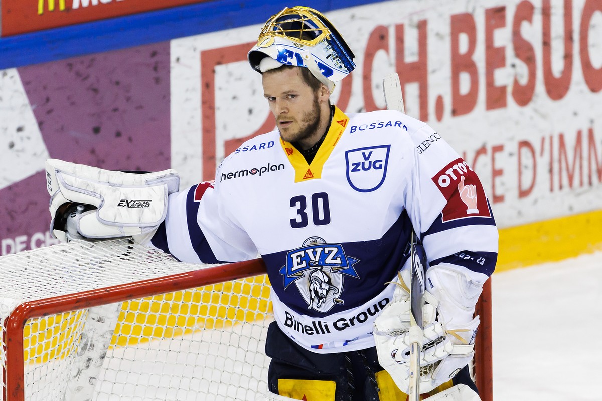 Zug's goaltender Leonardo Genoni gestures, during the third leg of the National League Swiss Championship semifinal playoff game between Geneve-Servette HC and EV Zug, at the ice stadium Les Vern ...