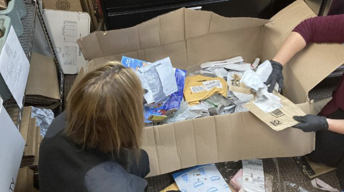 600 colis Amazon retrouvés jetés Etats-Unis vol livraison Noël