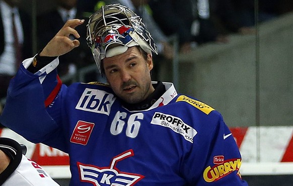 Kloten Flyers Torhueter Ronnie Rueeger richtet die Maske nachdem er den dritten Treffer zum 1-3 erhalten hat waehrend dem Eishockey-Meisterschaftsspiel der National League A zwischen den Kloten Flyers ...