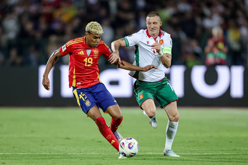 Football - World Cup Qualifiers - Group Stage - Group E - Bulgaria - Spain - 04.09.2025 Lamine Yamal of Spain and Anton Nedyalkov of Bulgaria fight for possession during World Cup Qualifiers group sta ...