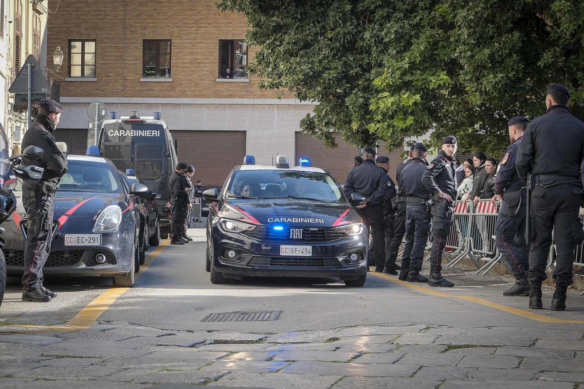 epa11888037 Police officers of the Italian Antimafia District Directorate, Division of Palermo, take part in a police operation in Palermo, Sicily, Italy, 11 February 2025. During an anti-mafia operat ...