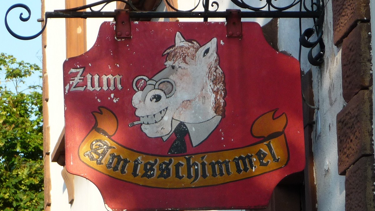 Der Amtsschimmel ist eine Spezies, die in allen Ländern gedeiht.