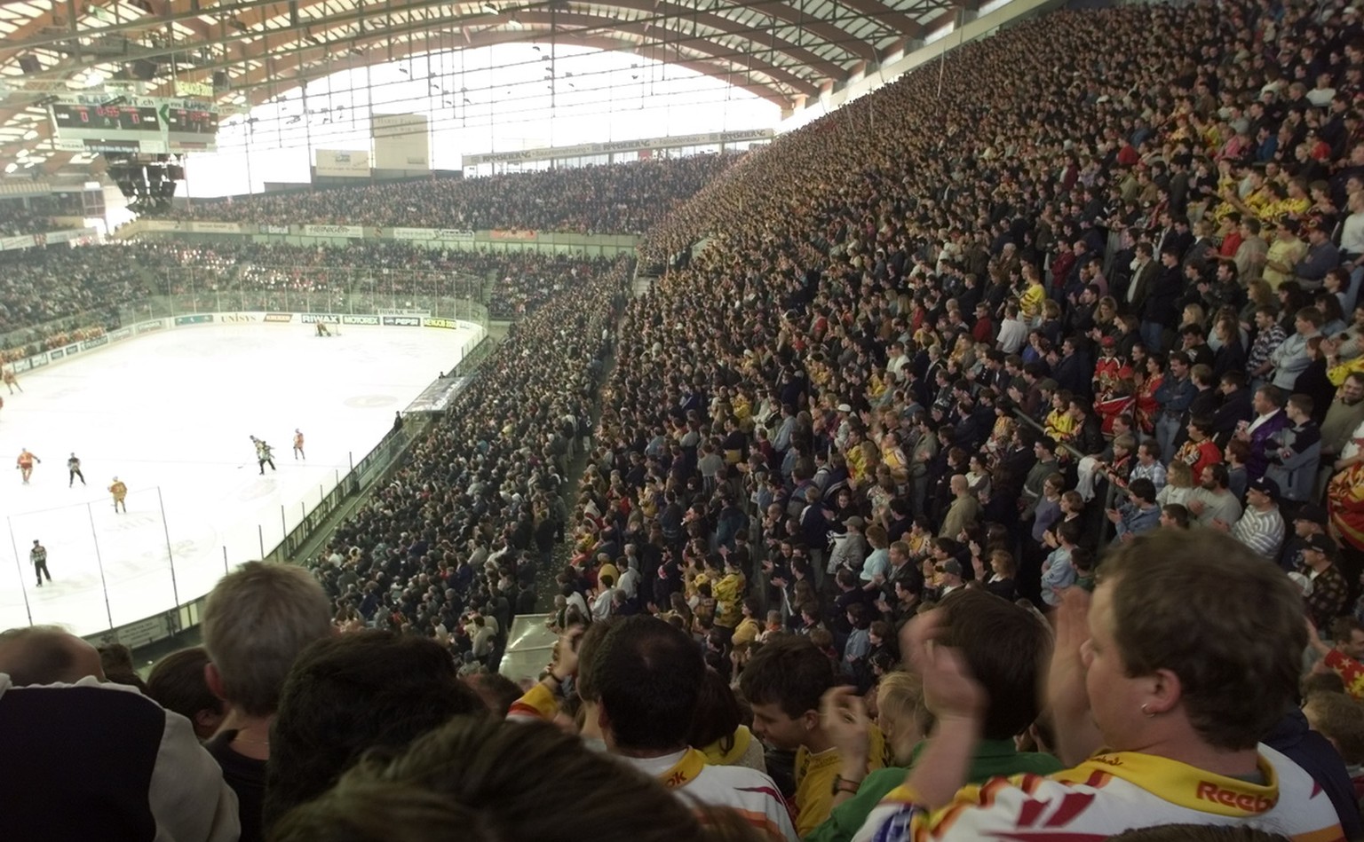 Wieder einmal ist das Berner Allmendstadion am Sonntag, 31. Oktober 1999 zum Spiel der Eishockey NLA des SC Bern gegen den SC Langnau bis auf den letzten Platz ausverkauft. Ueber 16&#039;000 Fans woll ...