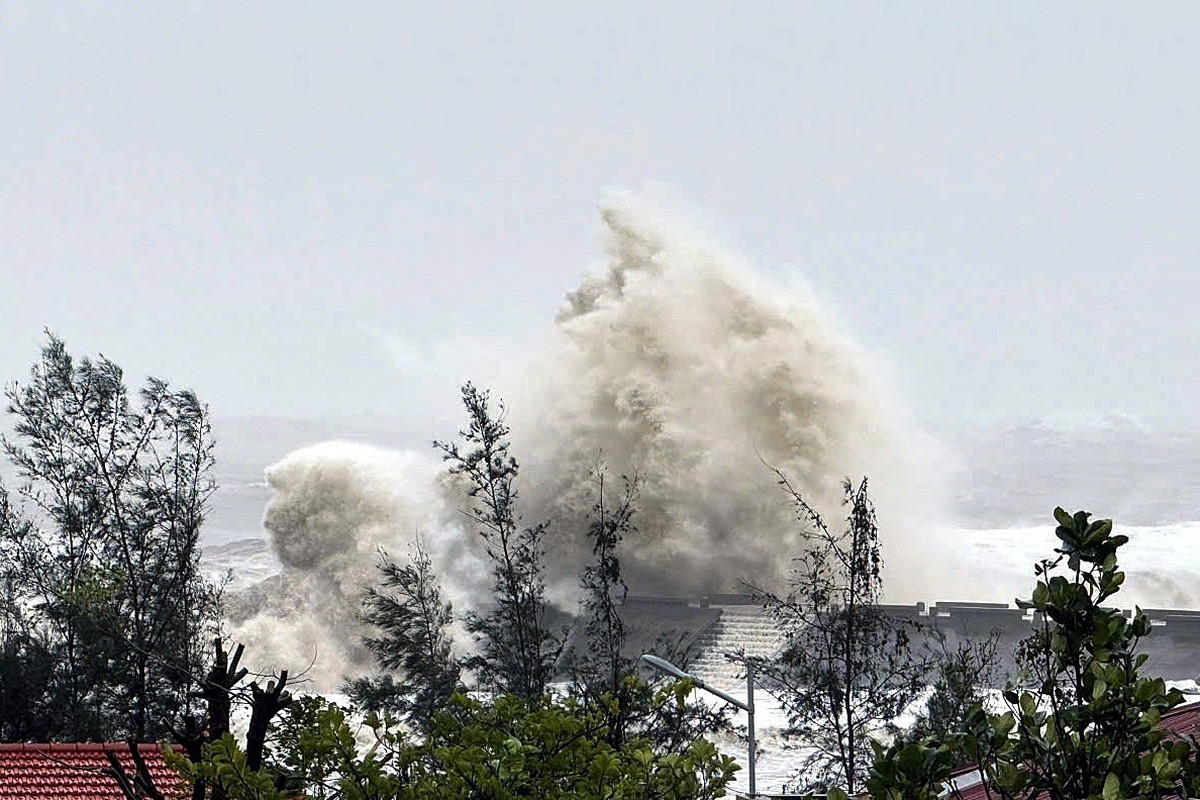 epa11590855 A handout photo made available by Vietnam News Agency shows waves as typhoon Yagi makes landfall, in Quang Ninh province, Vietnam, 07 September 2024. Typhoon Yagi, Asia's most powerfu ...