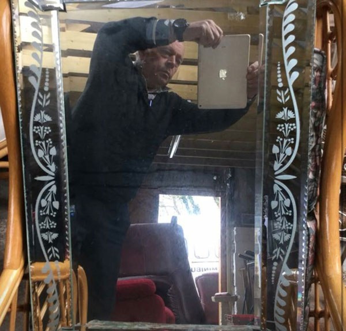 leute die versuchen ihre spiegel zu fotografieren http://twistedsifter.com/2018/03/pictures-of-people-trying-to-take-photos-of-mirrors-theyre-selling/