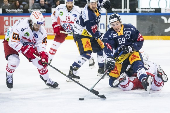 Rapperswils Cedric Huesler, links, im Spiel gegen Zugs Dario Simion, rechts, beim Eishockey Meisterschaftsspiel der National League zwischen dem EV Zug und den SC Rapperswil-Jona Lakers am Freitag, 18 ...