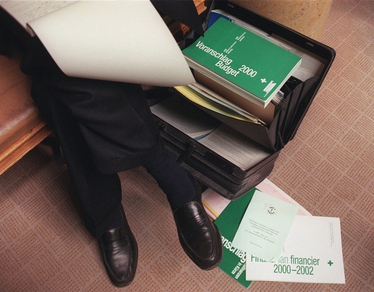 Der Nationalrat hat am Dienstag, 14. Dezember 1999 die Beratungen ueber das Bundesbudget 2000 aufgenommen. Gegen linken Widerstand sprach er die Kredite fuer das Abhoersystem 'SATOS 3' aus.  ...