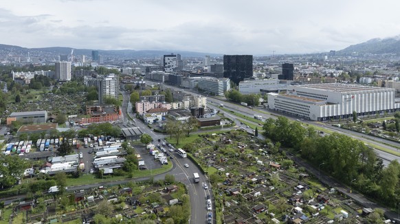 Blick auf die Swiss Life Arena und Altstetten Nord anlaesslich eine Fernwaerme-Energiezentrale in der Abwasserreinigungsanlage Werdhoelzli anlaesslich des Umbaus der Waermeversorgung und zur Stilllegu ...