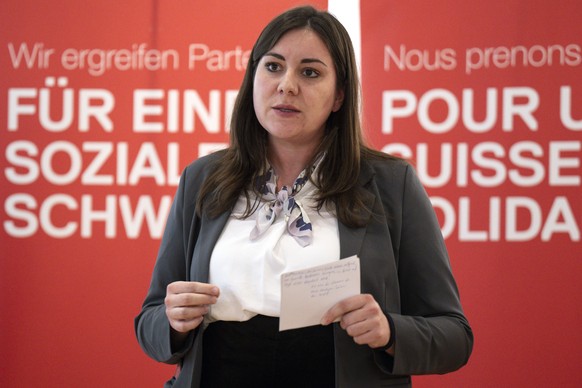 Nationalraetin Samira Marti, SP-BL, spricht beim Jahresauftakt-Apero der SP Schweiz, am Montag, 6. Januar 2025, in Bern. (KEYSTONE/Peter Schneider)