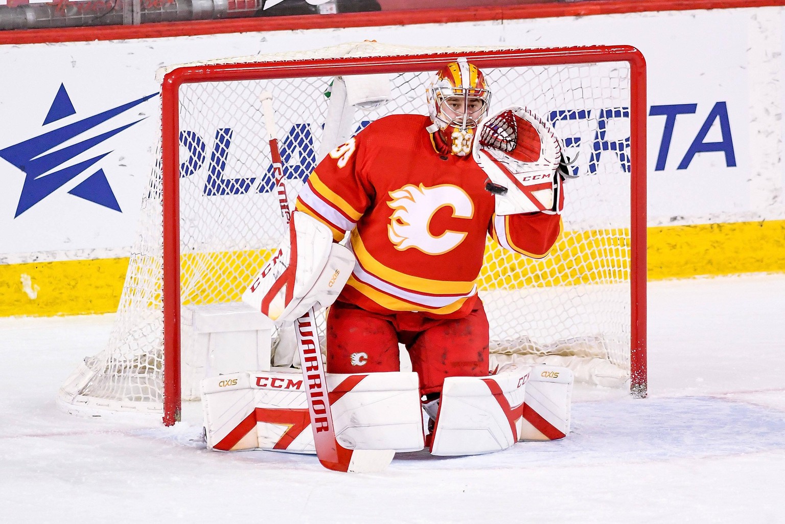 CALGARY, AB - APRIL 04: Calgary Flames Goalie David Rittich (33) catches the puck during the first period of an NHL, Eishockey Herren, USA game where the Calgary Flames hosted the Toronto Maple Leafs  ...