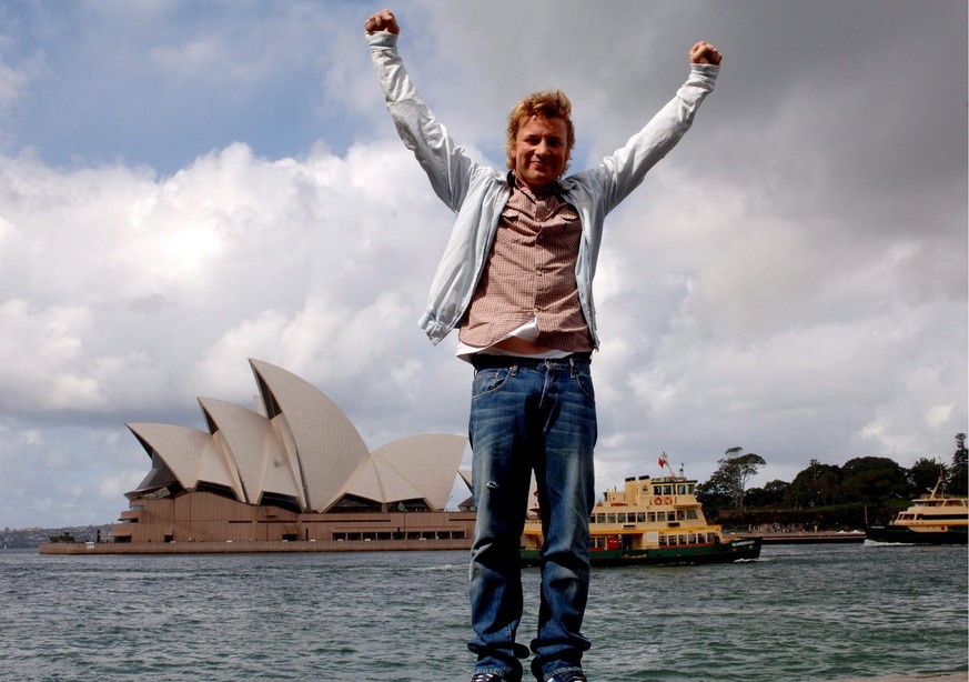 British celebrity chef Jamie Oliver poses for a photograph in front of the Sydney Opera House in Sydney, Monday, 11 September 2006. Oliver is in Australia to promote his new documentary Jamie&#039;s K ...