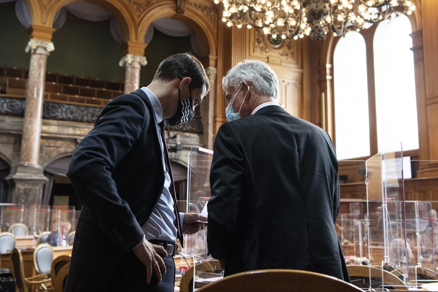 Die Staenderaete Thierry Burkart, FDP-AG, links, und Matthias Michel, FDP-ZG, diskutieren an der Sommersession der Eidgenoessischen Raete, am Dienstag, 8. Juni 2021, in Bern. (KEYSTONE/Peter Schneider ...