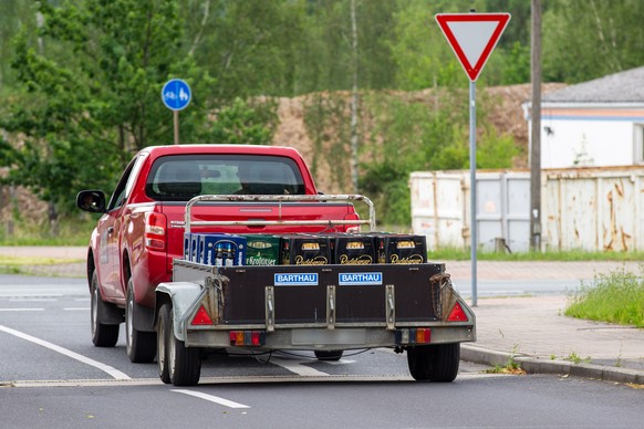 22.06.2019, Sachsen, Ostritz: Bierkästen werden in der Nähe eines örtlichen Supermarktes auf einem Anhänger abtransportiert. Mehr als 100 Kästen Bier wurden in einer Aktion von Bürgern und des IBZ (In ...