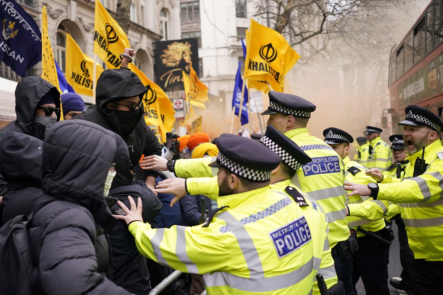 Police officers push back protestors of the Khalistan movement during a demonstration outside of the Indian High Commission in London, Wednesday, March 22, 2023.(AP Photo/Alberto Pezzali)