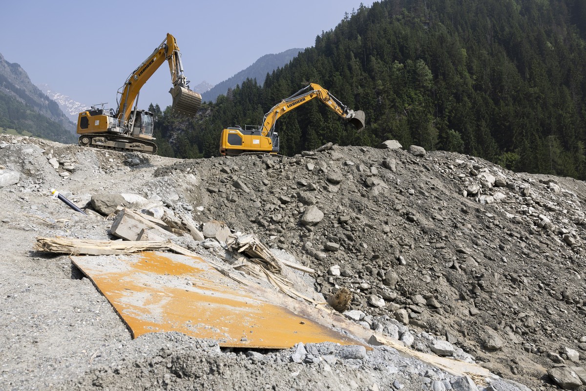 Des ouvriers travaillent a la remise en etat de la route, ce lundi 9 juin 2025 a Fregnolet. Lundi 2 juin 2025 une lave torrentielle a emporte le pont fusible du Fregnolet dans le haut Val de Bagnes, q ...