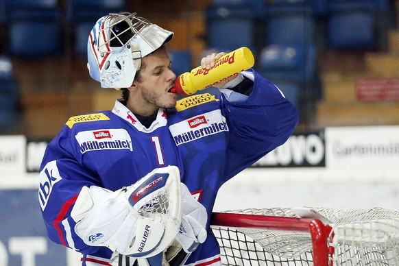 Kloten Flyers Torhueter Jonas Mueller trinkt waehrend dem Eishockey-Meisterschaftsspiel der National League A zwischen den Kloten Flyers und Geneve Servette HC am Freitag, 16. Januar 2015, in der Kolp ...