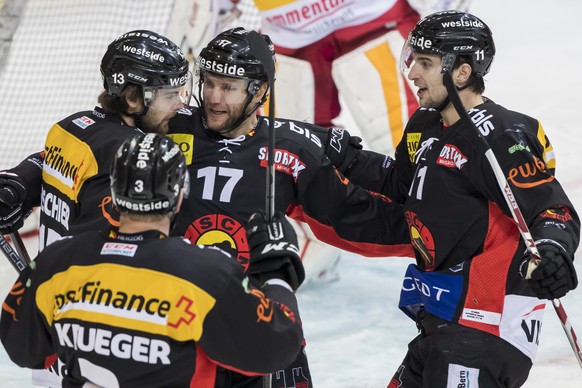 Bern&#039;s Luca Hischier, 1.v.l hinten, laesst sich nach dem 1:1 feiern, waehrend dem Eishockey-Meisterschaftsspiel der National League zwischen dem SC Bern und den SCL Tigers am Samstag, den 6. Janu ...