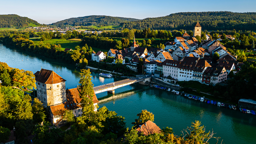IMAGO / dieBildmanufaktur

Kaiserstuhl AG Blick auf die kleine Aargauer Gemeinde Kaiserstuh. Die Gemeinde liegt direkt an der Grenze zu Deutschland. Die Rheinbrücke verbindet Kaiserstuhl mit Hohenteng ...