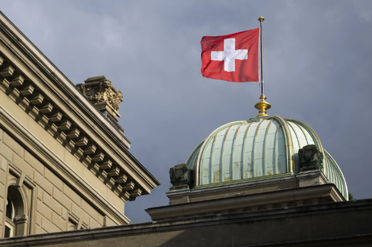 Deutsche Websiten beeinflussen die KI-Antworten zur Schweizer Politik.