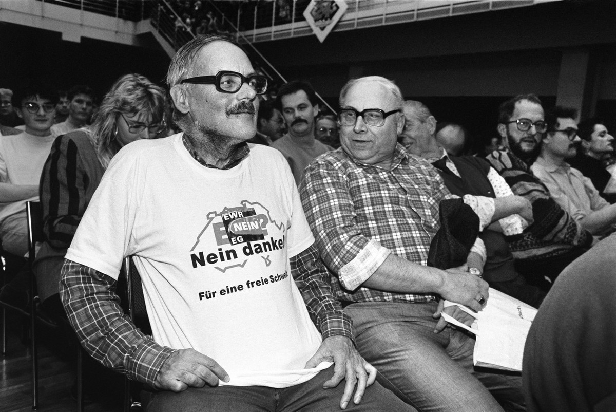 Zwei EWR-Gegner an einer Veranstaltung von Christoph Blocher im Limmathaus in Zürich.&nbsp;Wegen seines Engagements gegen den EWR stellte ihn die Schweizerische Bankgesellschaft bereits 1991 als Verwa ...