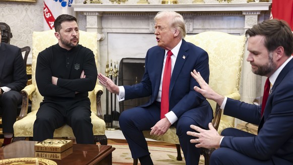 KEYPIX - epa11930782 Ukrainian President Volodymyr Zelensky (L) talks with US President Donald Trump (C) and US Vice President JD Vance (R) in the Oval Office of the White House in Washington, DC, USA ...