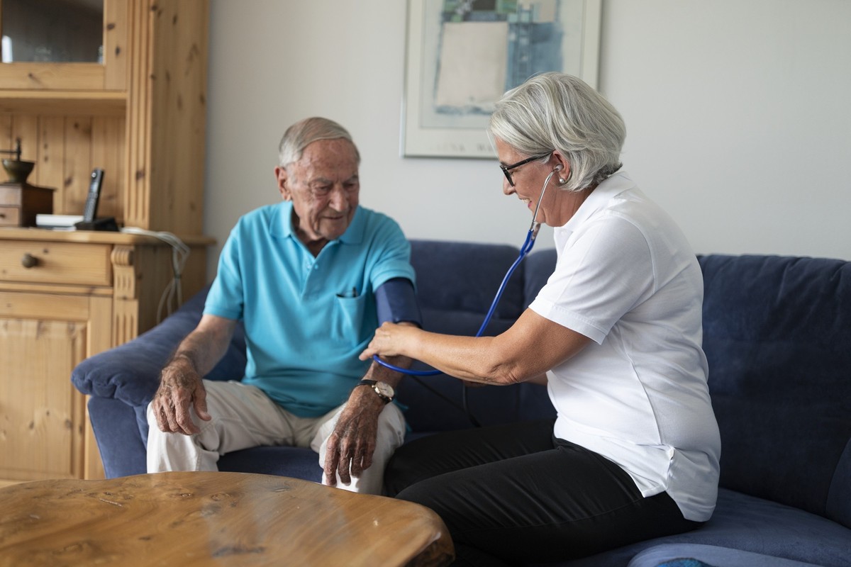 An employee of Spitex (division Thun) measures a client's blood pressure und pulse, at his home in Thun, in the Canton of Bern, Switzerland, on September 16, 2019. (KEYSTONE/Gaetan Bally)

Eine S ...