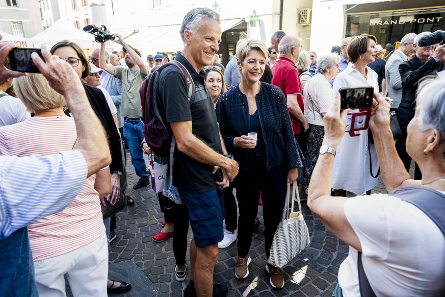La conseillere federale Karin Keller-Sutter, parle avec la population valaisanne pendant un aperitif dans la rue du Grand-Pont lors de l&#039;excursion 2024 du Conseil federal (Bundesratsreise) dans l ...