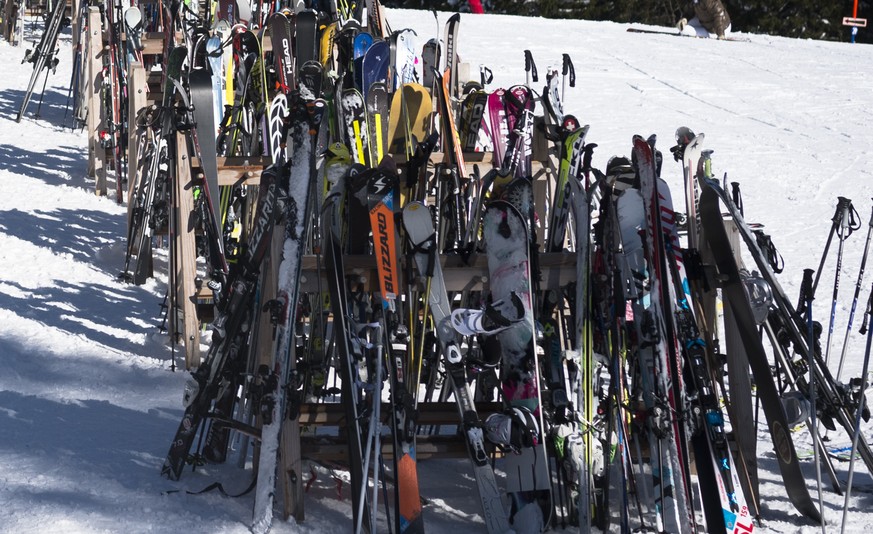 ZUR MELDUNG DES FORSCHUNGSSTELLE KOF, DASS DER TOURISMUS DIESEN WINTER UM 0,6 PROZENT WASCHSEN SOLL, STELLEN WIR IHNEN AM MITTWOCH, 26. OKTOBER 2016, FOLGENDES ARCHIVBILD ZUR VERFUEGUNG - Skifahrer go ...