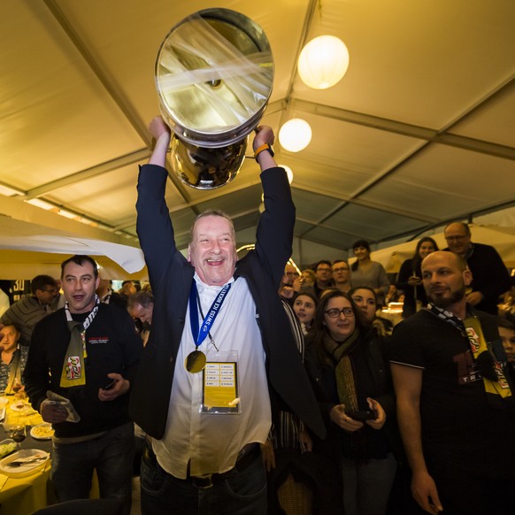 Patrick Hauert, president du HC Ajoie fete la victoire en finale de la Coupe de Suisse du HC Ajoie dans une tente le lundi 3 fevrier 2020 a Porrentruy. (KEYSTONE/Jean-Christophe Bott)