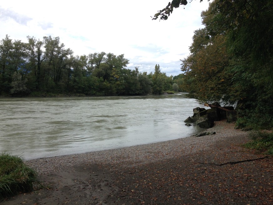 Die Rhone. Ab Flussmitte ist Frankreich.