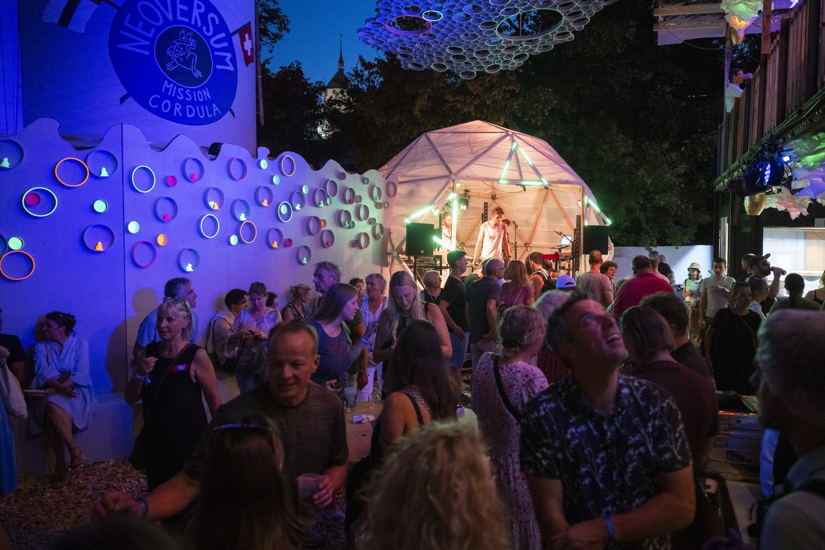 Besucher bewegen sich an der Badenfahrt 2023, aufgenommen am Freitag, 18. August 2023 in Baden. Das Volksfest Badenfahrt, das nur alle zehn Jahre stattfindet, dauert vom 18. bis zum 27. August 2023 st ...