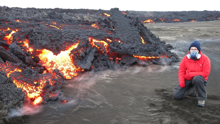 watson-Autorin Sandra Walser mit Gasmaske am 15. Oktober 2014 am Rand des Lavafelds bei der Holuhraun-Spalteneruption.