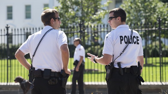 Polizisten nach dem Vorfall&nbsp;– die Sicherheit im Weissen Haus wurde nach dem Vorfall erhöht.