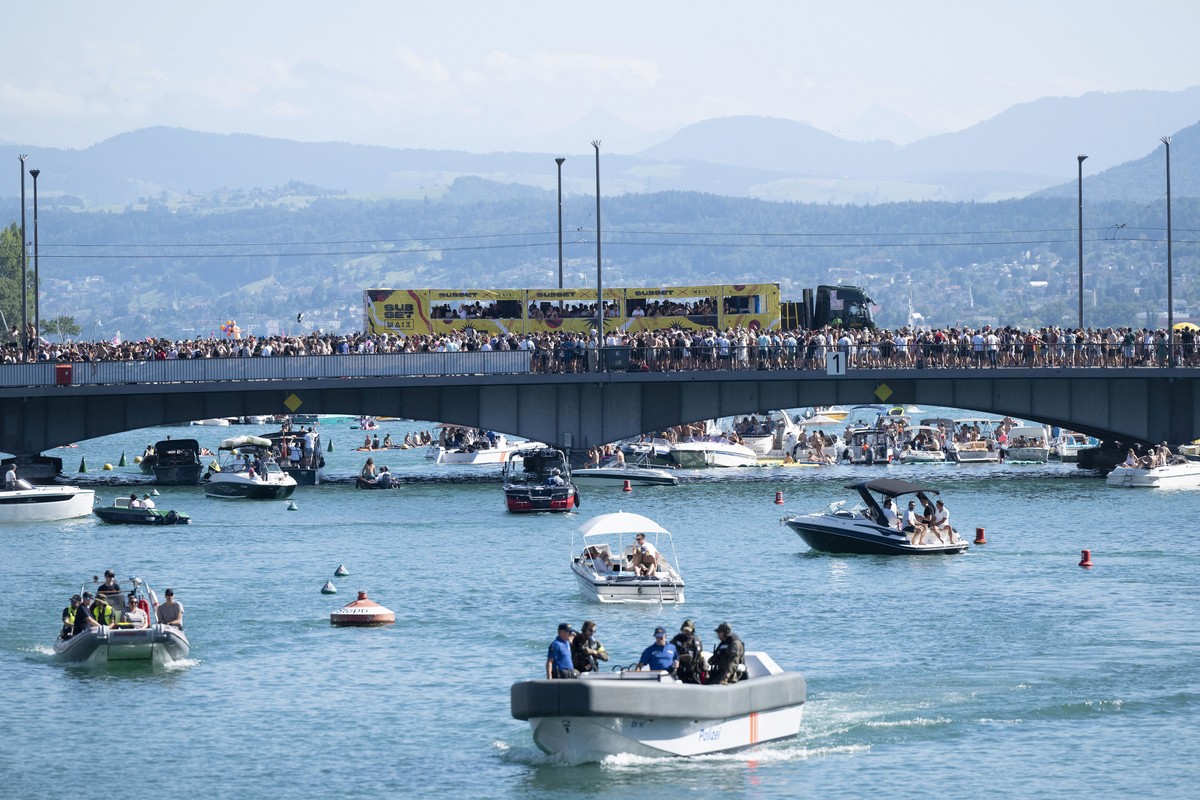 epa11542978 Participants are dancing along a bridge during the 31st Street Parade in the city center of Zurich, Switzerland, 10 August 2024. The annual dance music event Street Parade runs this year u ...