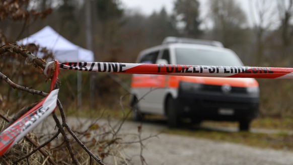 Ein Absperrband der Polizei am Rande des Koenizbergwaldes, am Mittwoch, 2. Februar 2022, in Niederwangen. Der leblose Koerper eines achtjaehrigen Maedchens ist am Dienstagabend im Koenizbergwald in de ...