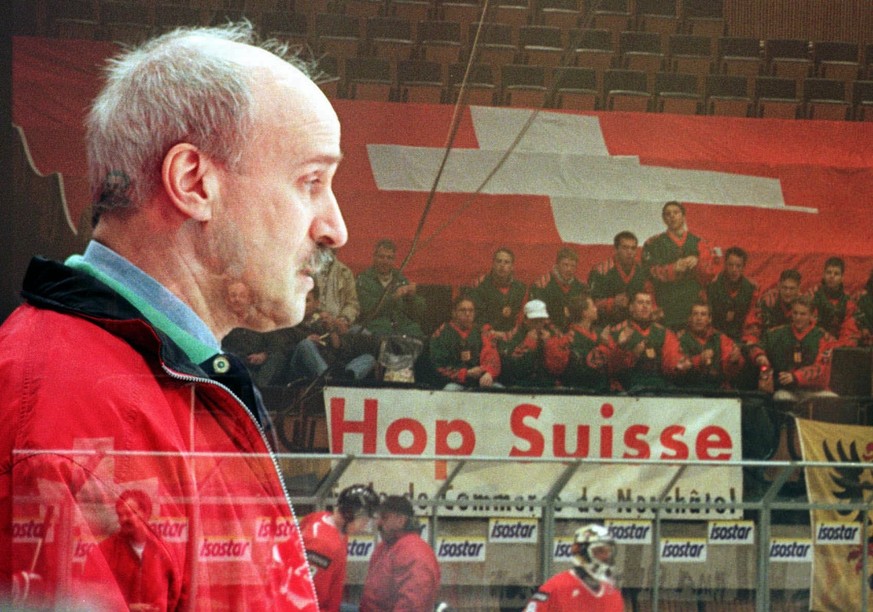 WIEDERHOLUNG***Eishockey B-Weltmeisterschaft Schweiz - Polen am Dienstag, 15. April 1997, in Katowice (Polen). Unserem Fotografen gelang diese Doppelbelichtung: Nationaltrainer Simon Schenk und Schwei ...