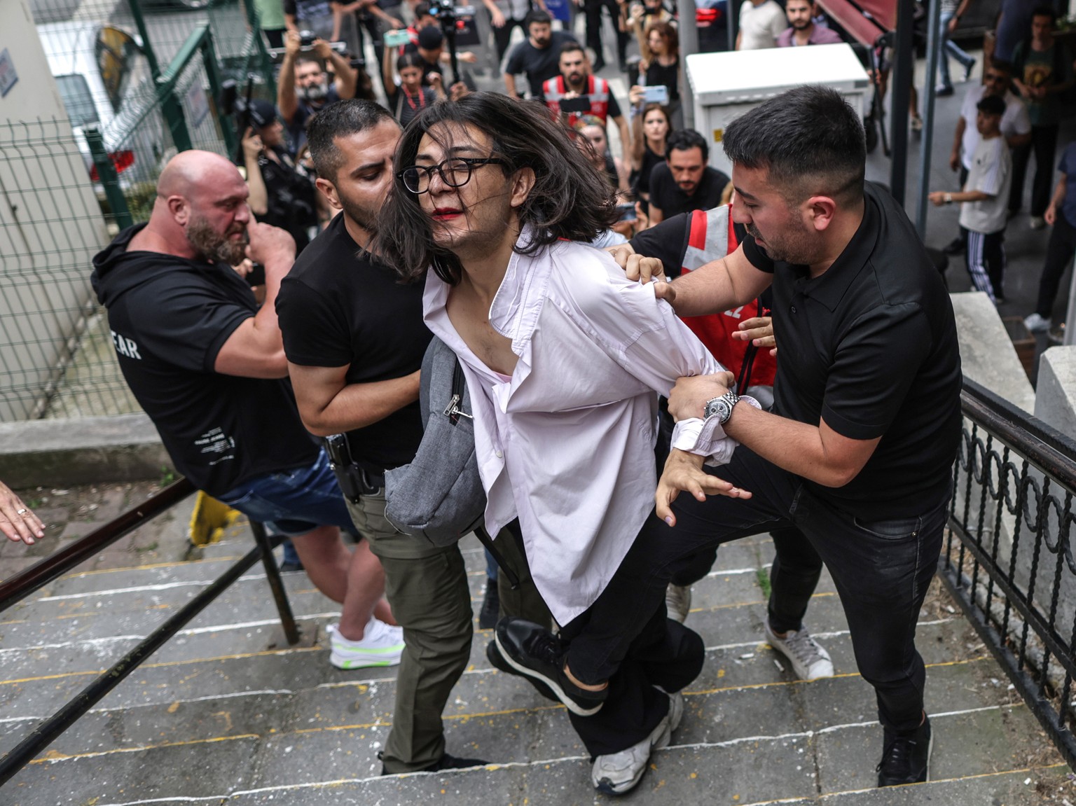 epaselect epa10698563 Turkish police detain a member of the LGBT (lesbian, gay, bisexual, transgender) community in a side street during the ?Trans Pride march in Istanbul, Turkey, 18 June 2023. The T ...
