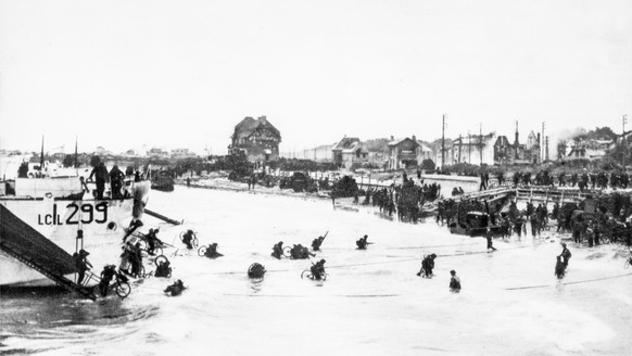 ARCHIVE --- VOR 75 JAHREN AM 6. JUNI 1944 LANDEN DIE ALLIIERTEN UNTER DEM CODENAMEN OPERATION NEPTUNE IN DER NORMANDIE IN FRANKREICH --- Canadian troops were amongst the first men to land on the Germa ...