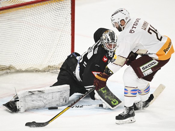 Lugano?s goalkeeper Mikko Koskinen, left, and Genva&#039;s player Daniel Winnik during the preliminary round game of National League Swiss Championship 2022/23 between HC Lugano and HC Geneve-Servette ...