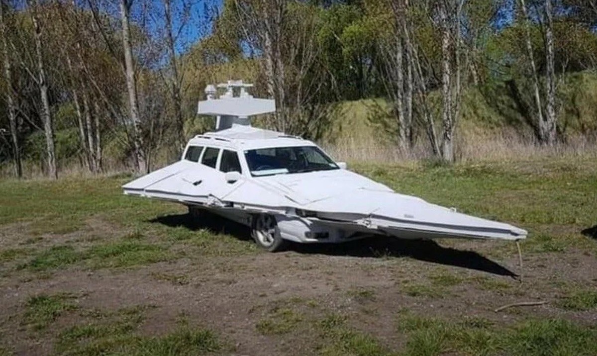 Imperial Star Destroyer ... except it's a Volvo
https://www.reddit.com/media?url=https%3A%2F%2Fpreview.redd.it%2Fchrysler-imperial-star-destroyer-v0-vtxvvz2bovaf1.jpeg%3Fwidth%3D1080%26crop%3Dsma ...