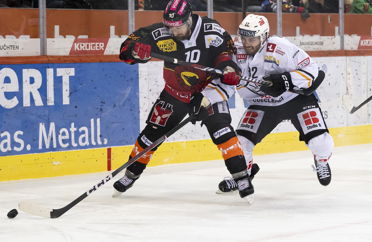 der Berner Spieler Tristan Scherwey, links, und Bernd Wolf, HCL, rechts, kaempfen um den Puck, beim Eishockey Meisterschaftsspiel der National League zwischen dem SC Bern und HC Lugano, am Freitag, 19 ...