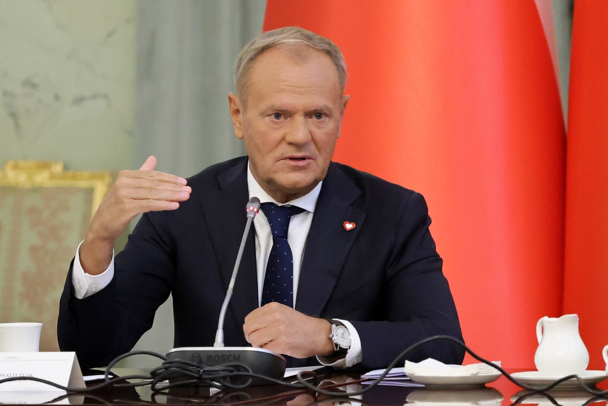 epa12325880 Polish Prime Minister Donald Tusk participates in a meeting of the Cabinet Council with the participation of the Polish president and members of the Polish government at the Presidential P ...