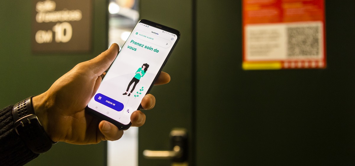 Une personne scanne avec son smartphone un QR Code grace a l'application NotifyMe, une nouvelle app pour identifier des lieux a risque d?infection du Covid devant une classe du Campus de l'E ...
