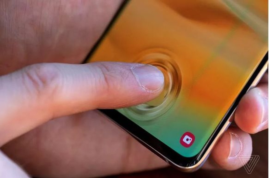 Samsungs In-Display-Fingerabdrucksensor lässt sich mit einer bestimmten Display-Folie überlisten.