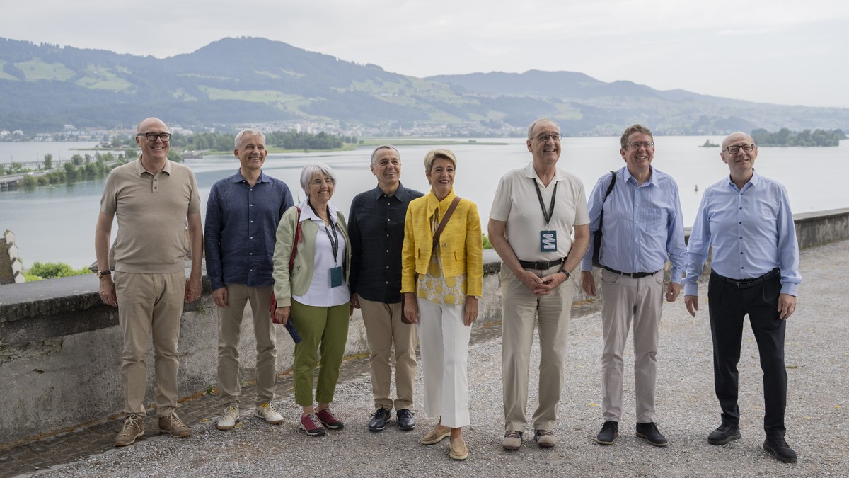 Der Bundesrat posiert fuer ein Gruppenbild vor dem Zuerichsee mit Martin Pfister, Beat Jans, Elisabeth Baume-Schneider, Bundespraesidentin Karin Keller-Sutter, Guy Parmelin, Albert Roesti, und Bundesk ...