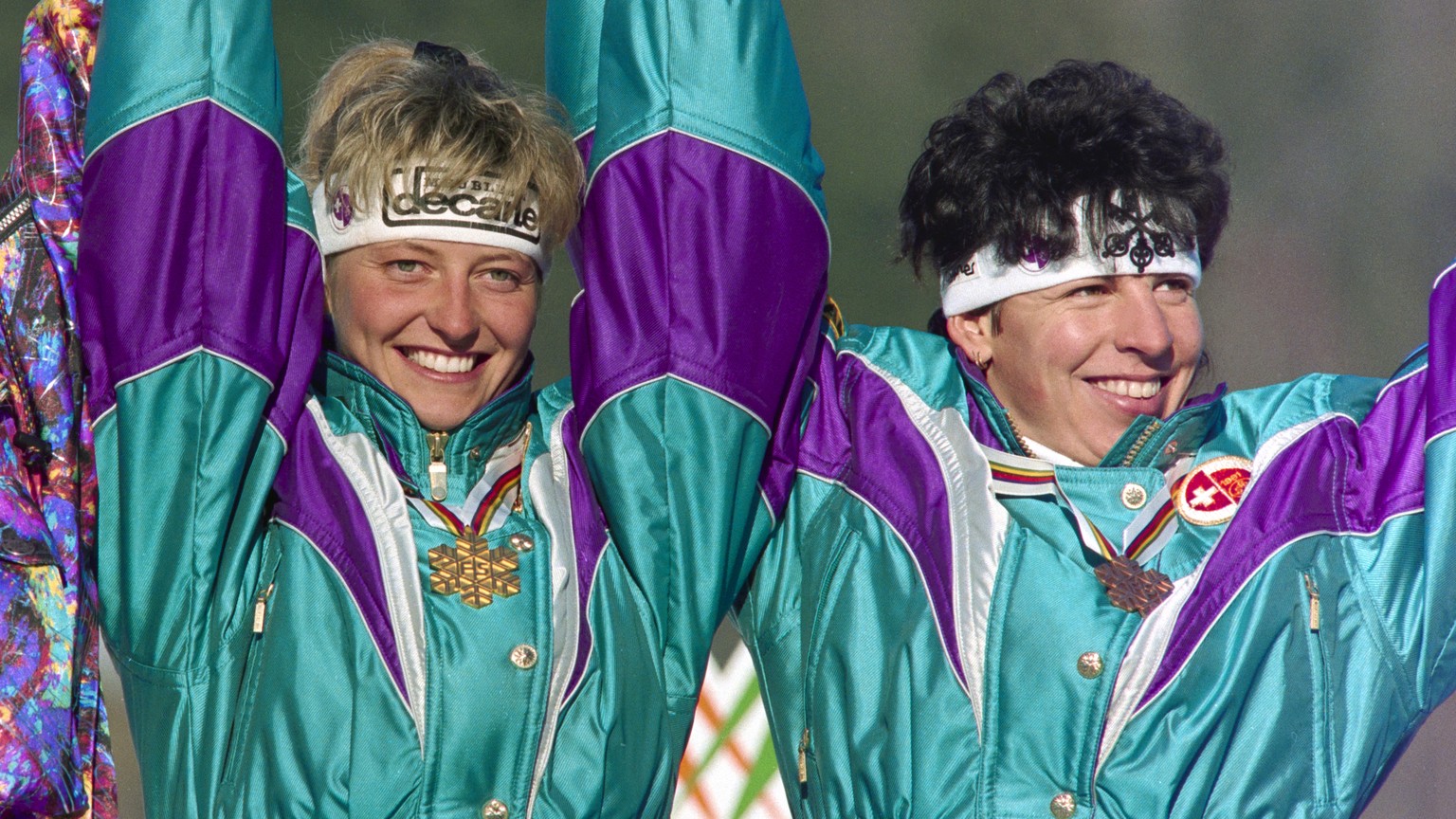 Chantal Bournissen, Mitte, gewinnt bei den Alpinen Skiweltmeisterschaften in Saalbach die Kombination vor Ingrid Stoeckl, links, und Vreni Schneider, rechts, aufgenommen am 25. Januar 1991. (KEYSTONE/ ...