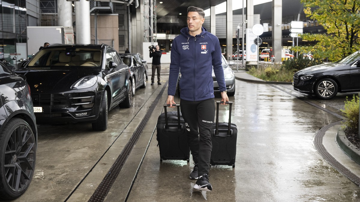 Fabian Schaer kurz vor dem Abflug mit der Schweizer Nationalmannschaft an die FIFA Fussball-Weltmeisterschaft Katar 2022, aufgenommen am Montag, 14. November 2022 am Flughafen in Zuerich. (KEYSTONE/En ...