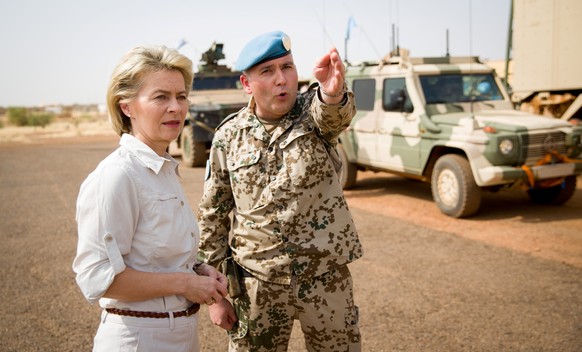 Die deutsche Verteidigungsministerin Ursula von der Leyen beim Truppenbesuch in Mali.